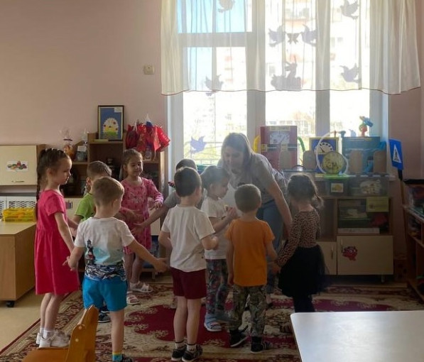 "Принесла яичко золотая птичка" "Принесла яичко золотая птичка".